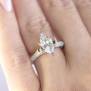 Bague de fiançailles en moissanite avec micro pavé coupe marquise - Product Image 2