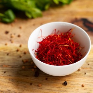 เส้นหญ้าฝรั่นคุณภาพพรีเมียม ยาว สีแดง สำหรับการทำอาหารระดับมืออาชีพ และขายส่งระดับนานาชาติ - Product Image 3