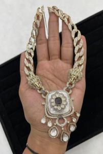 Collar de cadena con diseño de león Sabyasachi y estilo Ad Fusion con incrustaciones de MOP Kundan, de moda y gran venta, con pendientes a juego. - Product Image 3