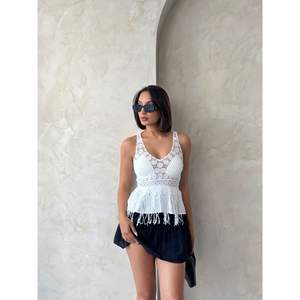 Blusa de Moda al por Mayor para Mujer con Detalles de Encaje Crema y Tirantes - Product Image 4