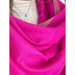 Écharpe en laine rose fluo avec broderie de logo personnalisé, longue écharpe en cachemire imprimée, design tendance pour la saison hiver et printemps - Product Image 1