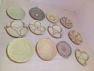 Cesta de mimbre marroquí vintage, bandeja redonda tejida a mano de rafia para servir, tazón decorativo para aperitivos, decoración bohemia para el hogar - Product Image 1