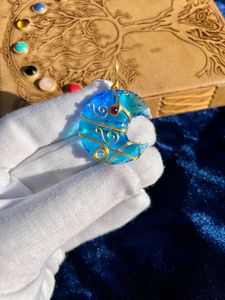 Bijoux de pierres précieuses européens faits à la main sculpté opalite lune grenat pendentif bleu Durable gravure Style énergie guérison baguettes de Massage - Product Image 2