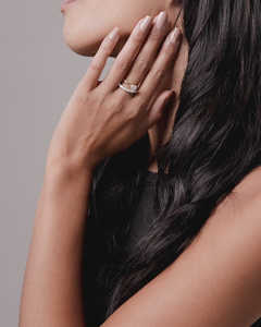 แหวนเพชรเม็ดเดี่ยวทรงรีสำหรับปลูกในห้องปฏิบัติการพร้อมสายรัดแบบเรียวทอง18K แหวนแต่งงานสุดหรูสำหรับงานหมั้น - Product Image 4