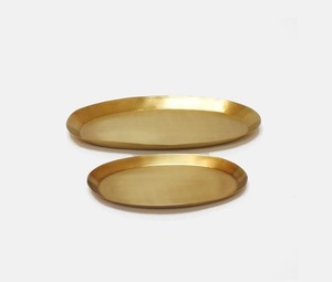 Elegante Bandeja de Servicio de Latón en Tono Dorado para Decoración Festiva que Agrega Riqueza y Sensación de Celebración a los Eventos - Product Image 3