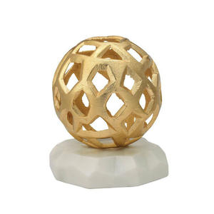 Esfera de diseño personalizado de lujo, escultura chapada en oro con base blanca en gran oferta para decoración de mesa - Product Image 1
