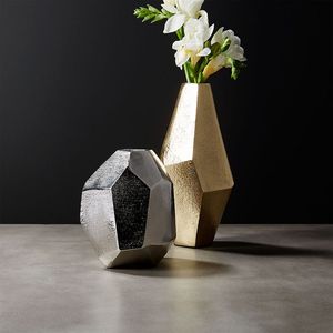 Vase à fleurs en métal unique pour appartements modernes, offrant une solution d'affichage élégante pour les arrangements floraux frais - Product Image 1