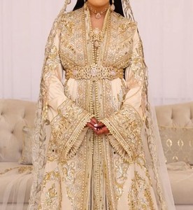 2025 @ Broderie lourde sur robe de caftan de mariage de couleur fauve ornée de perles de verre de cristal perles de pierres et travail manuel Dabka - Product Image 1