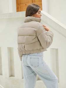 Veste imperméable légère et courte élégante pour femmes Caractéristique réversible en PU de haute qualité pour les activités de travail en plein air OEM disponible - Product Image 4