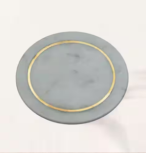 Ensemble de dessous-de-verre ronds en marbre gris avec un élégant design de cercle doré gravé, disponible à prix de gros. - Product Image 1