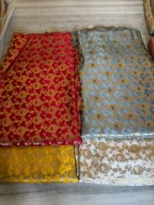 Brocade de soie Banarasi indien traditionnel traditionnellement tissé à la main sur des métiers spéciaux à Varanasi, Inde tissu en gros 100% soie - Product Image 5