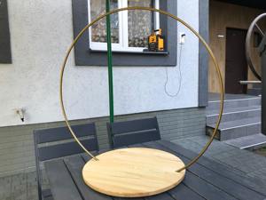 Support à gâteau moderne en bois avec poignée en métal noir, idéal pour la présentation en boulangerie, les tables d'événements et la présentation de desserts, en provenance d'Inde - Product Image 4