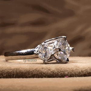 Anillo de compromiso de 3 piedras de corte redondo diamante para mujer - Product Image 1