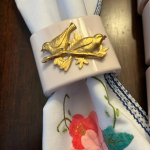 Blanc avec or Design Rond de serviette Accessoire de décoration de table élégant pour la maison Salle à manger Mariage et fête Look élégant et luxueux - Product Image 1