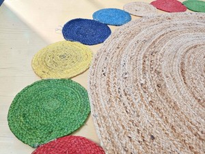 Tapis rond en jute fait main avec bordure patchwork colorée, style bohème, poils plats, pour salon - Product Image 5