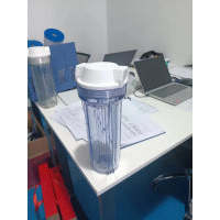ขวดกรองใส AMBOHR ขนาด 10*2.5 นิ้ว พร้อมหัวกรอง 6 จุด แบบฟันพลาสติก ใช้แรงมือ - Product Image 1