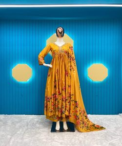 Fashion Fusion: estilo pakistaní Salwar Kameez: fusión de estilos tradicionales y modernos, creando una moda elegante y elegante - Product Image 1