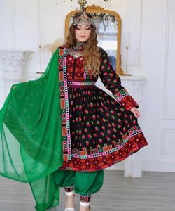 Beauté des vêtements afghans traditionnels Les femmes portent des vêtements de fête afghans Kuchi vêtements de mariage avec des bijoux et un gilet assortis - Product Image 4