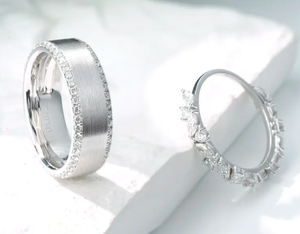 Superbe bague de fiançailles en diamant Moissanite 100% avec bande en or jaune magnifique pour les fêtes - Product Image 2