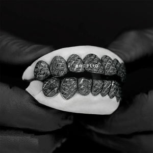 กริลล์ซชุบทองดำแบบกำหนดเอง ตัดเพชร ขัดเงาแบบแปรงถ่าน เครื่องประดับฟันสุดหรูสำหรับงานแต่งงาน ประดับด้วยมอยส์ซาไนต์ - Product Image 3