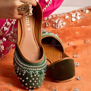 Preciosas Khussas de Terciopelo Verde Botella con Suela Antideslizante para Comodidad Durante Todo el Día y Forro de Cuero Sintético - Product Image 2