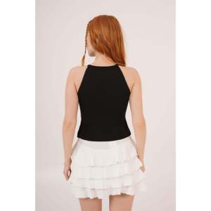 Elegante Blusa Negra sin Mangas para Mujer con Detalle de Broche de Lazo Adornado con Piedras, Top de Poliéster y Elastano al por Mayor - Product Image 3