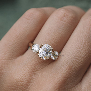 Bague de fiançailles ovale en moissanite de 2.5 carats faite à la main avec des accents de coupe brillante et une bande de solitaire de 1.8mm en argent sterling 925 - Product Image 4