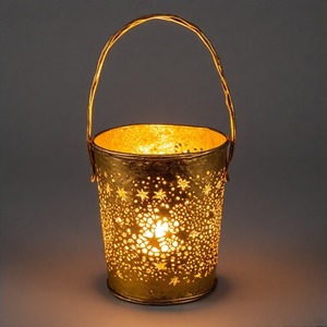 AngelTorch Winter Blessing Portavelas de aluminio Elegante diseño fundido Perfecto para la víspera de Navidad y la decoración navideña - Product Image 3