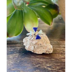Anillo de Libélula de Plata de Ley Hecho a Mano por Zuni, con Lapislázuli y Ópalo Blanco, Patrón Geométrico, Bañado en Rodio, Talla 6, Certificado IGI - Product Image 1