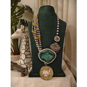 Collar de Piedra Pichwai con Diseños Tribales, Joyería Cultural Coleccionable - Product Image 4