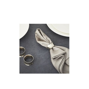Améliorez la décoration de table de mariage avec des ronds de serviette en métal noués élégants Boucles de serviette décoratives parfaites pour un dîner élégant - Product Image 1