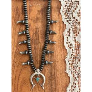 Collier Squash Blossom en turquoise Kingman et argent sterling Richard Yazza, motif et forme de épingle, idéal pour toutes les occasions - Product Image 2
