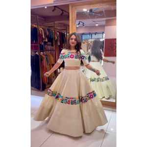 Eleva tu estilo Navratri con un exquisito lehenga de otros materiales y un intrincado trabajo de bordado Gamathi, ropa moderna para fiestas. - Product Image 1