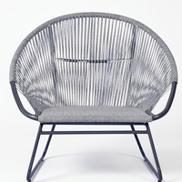 Fauteuil lounge d'extérieur gris tressé avec structure en métal et assise en corde, pour aménagement de terrasse, design artistique et décoration pure