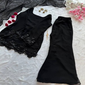 Conjunto de Kurta Recta Bordada en Faux Georgette VASTRA COTTAGE con Dupatta de Georgette con Lentejuelas y Pantalón Plazo con Cintura Elástica - Product Image 3