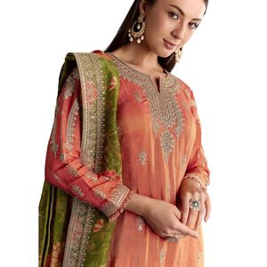 Vente en gros de vêtements ethniques pour femmes tenue de fête personnalisée d'usine OEM Kurta en tissu orange avec Zari Palazzo et Floral Dupatta - Product Image 2