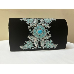 Hecho en piedra central de terciopelo negro es turquesa y las cuentas son cristales blancos y granates tamaño 8x5 pulgadas bolso de mano para mujer - Product Image 1