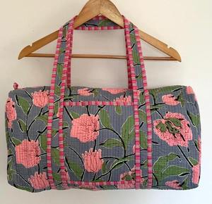 Bolsa de Viaje/Fin de Semana/Gimnasio/Yoga Acolchada de Algodón Estampado Floral Gris de Lujo, Hecha a Mano, de Alta Calidad y Ecológica para Uso Diario - Product Image 1