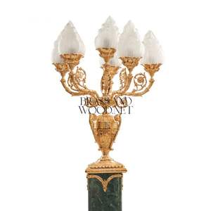 Candélabre sur piédestal en marbre vert majestueux avec lampe figurative en laiton plaqué or et abat-jour en verre flamme - Product Image 3