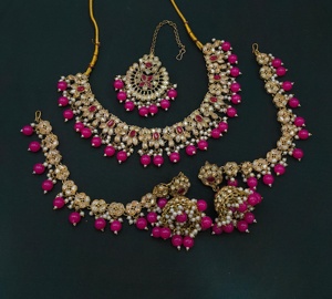 Joyería elegante, función de boda india, piedra CZ tachonada con collar de trabajo de perlas, conjunto de pendientes con cadena para el cabello y conjunto Mangtika - Product Image 1