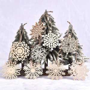 Adorno de Navidad de copo de nieve de madera hecho a mano cortado con láser UV impreso perfecto para decoración de vacaciones y fiestas interiores del hogar - Product Image 2