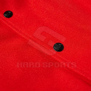 Vente en gros de vêtements de sport pour hommes, veste à boutons couverts unisexe, vestes à lettres de couleur noir et rouge - Product Image 3