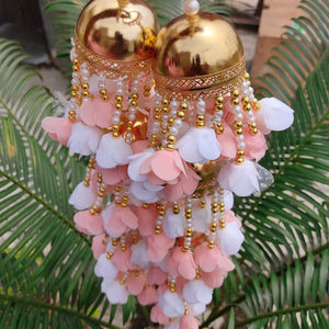 Paire de bracelets floraux Kaleera Punjabi, bijoux floraux pour la cérémonie Sangeet, bijoux de poignet sikh, accessoire de douche nuptiale, cadeaux Poruwa - Product Image 1