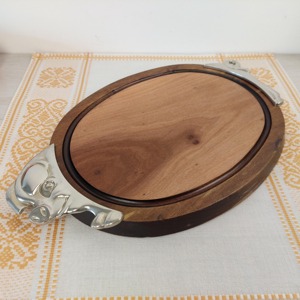 Tabla de Cortar Ovalada de Madera Clásica con Asas de Metal, Perfecta para Uso en la Cocina, Buffet y Exhibición en la Mesa de Comedor, de la India - Product Image 5