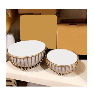 Ensemble de 2 bols décoratifs de tailles différentes, forme ronde, couleur or et blanc, bols à servir pour chocolats en Inde - Product Image 1