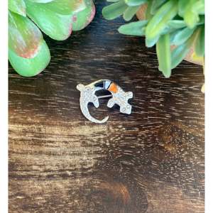 Broche Navajo Hecho a Mano con Incrustaciones de Plata de Ley y Piedras Multicolores, Diseño de Lagarto, Accesorio de Regalo - Product Image 1