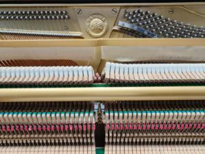 Piano droit Yamaha W103B, 88 touches lestées, bois massif, style classique, finition marron - Product Image 6