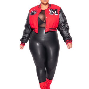 Veste universitaire élégante rouge et noire pour femmes, avec des manches en simili cuir, des détails de patchs sur le devant et des bordures côtelées pour - Product Image 2