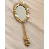Miroir à main plaqué or vintage, design antique, cadre rond en métal, miroir de maquillage à main avec cordon et poignée à pompon, en vente