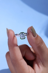 El anillo de compromiso de corte esmeralda de oro de 14K más vendido, acento de piedras preciosas de boda clásico con certificado IGI, Diamante de laboratorio cultivado en laboratorio - Product Image 5